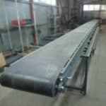 горизонтальный ленточный конвейер для перемещения паралельно полу