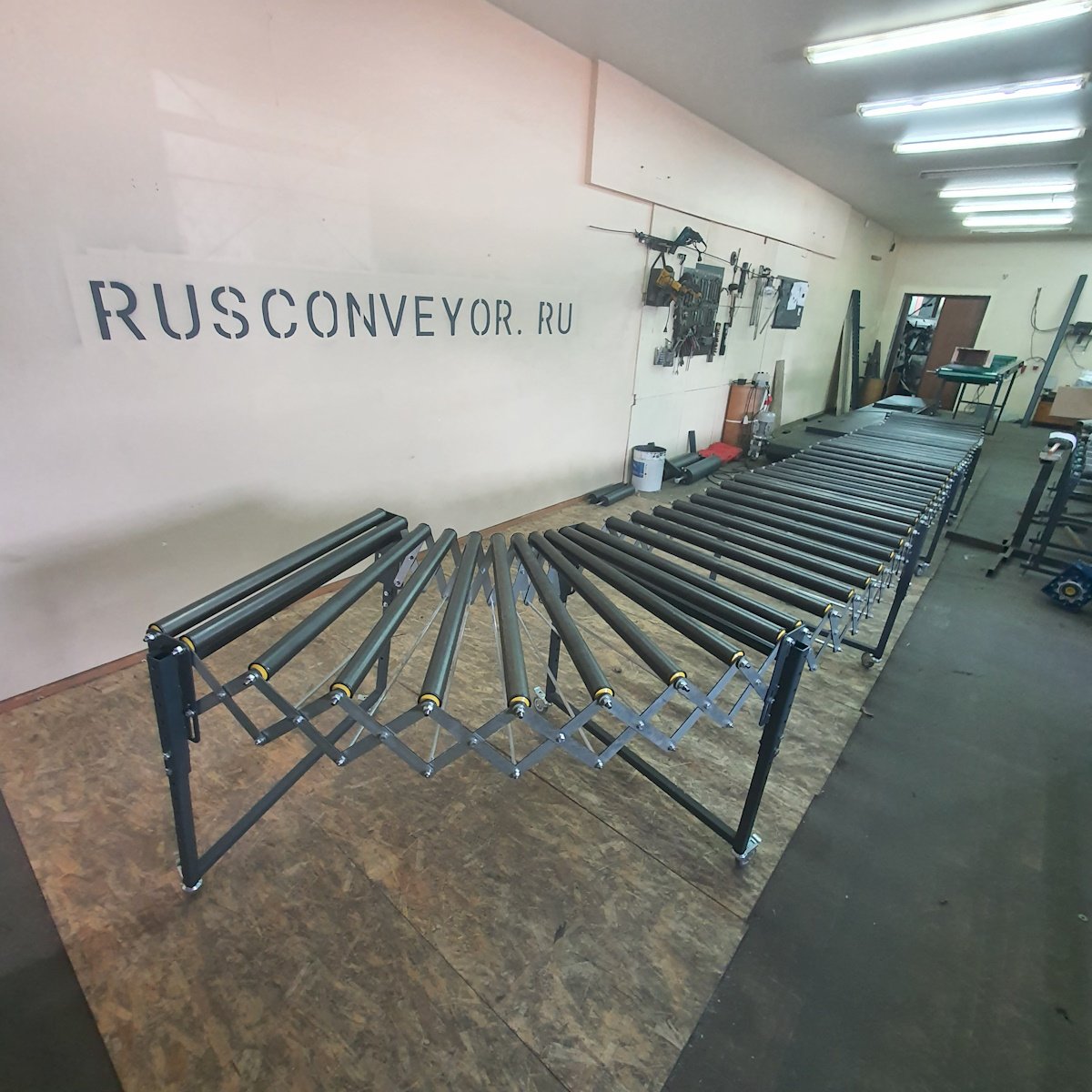 Крутой поворот многошарнирного каркаса раздвижного рольганга РР с независимыми осями в зоне сборки