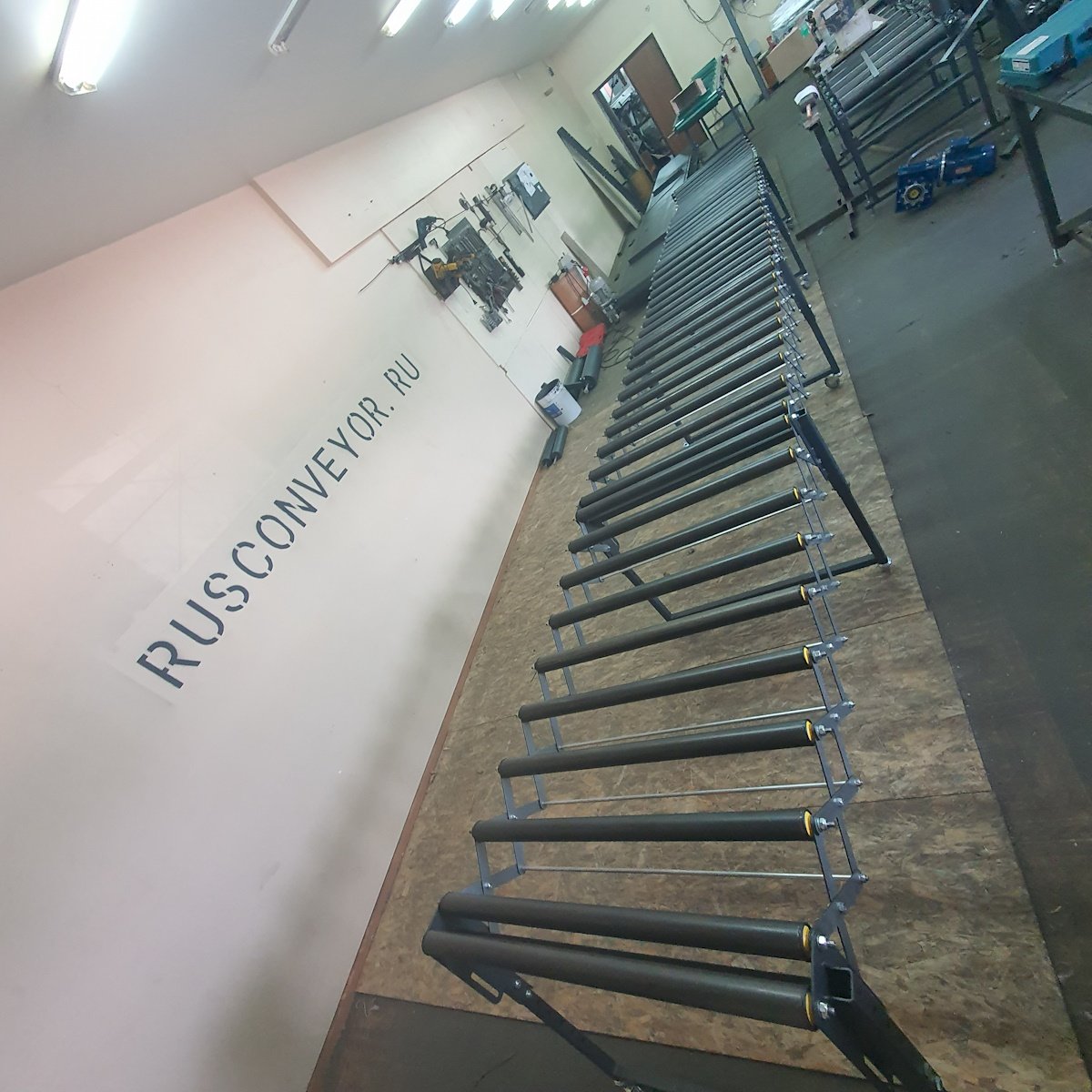 Прямая трасса роликового конвейера РР при максимальном растяжении на 7.8 метров в производственном цеху