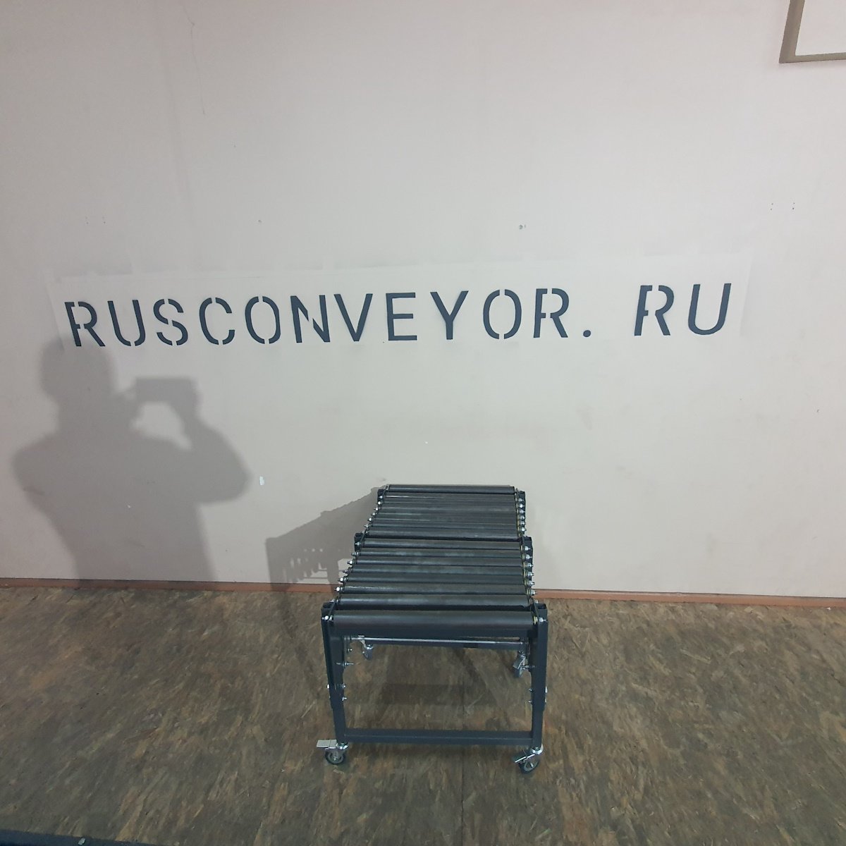 Компактно сложенный гравитационный рольганг на телескопических опорах